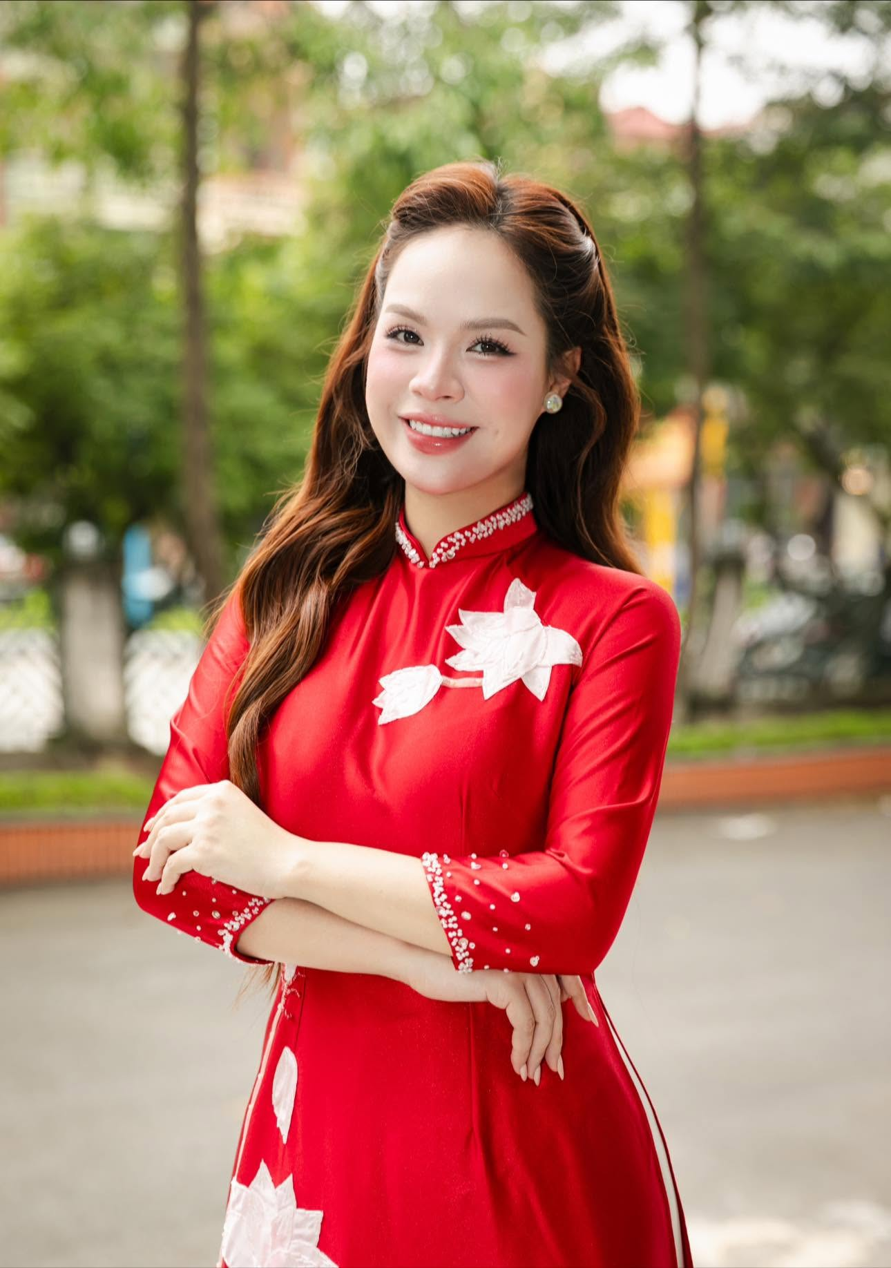Chân dung MC Giang Hồng trong tà áo dài đỏ